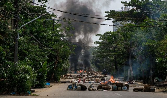 Myanmar'da ordu protestoculara ateş açtı 