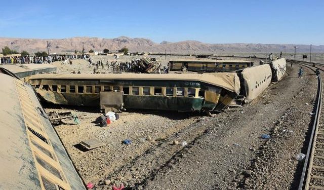 İki tren çarpıştı: 30 ölü, 50 yaralı