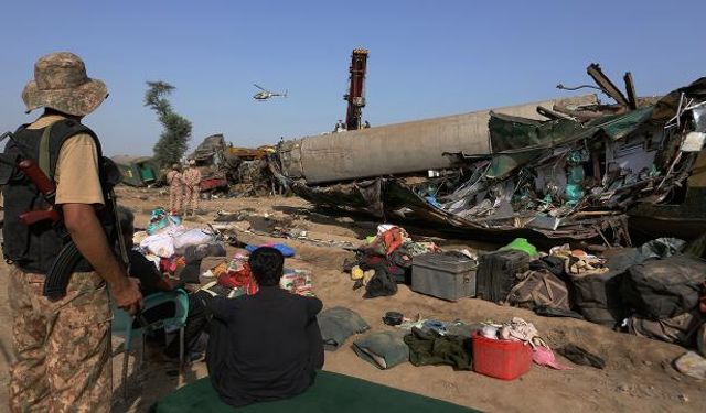 Pakistan'daki tren kazasında hayatını kaybedenlerin sayısı artıyor