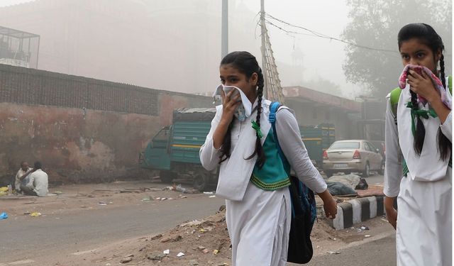 Hindistan'ın başkenti Yeni Delhi'de hava kirliliği nedeniyle eğitime ara verildi