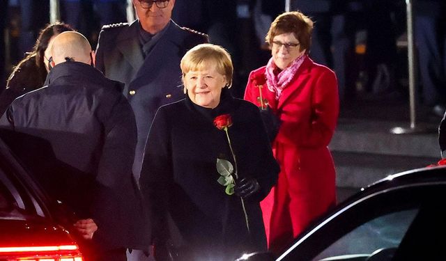 Merkel'e veda töreni: Alkışlarla uğurlandı