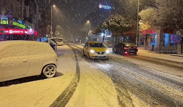 İstanbul'un yüksek kesimleri beyaza büründü