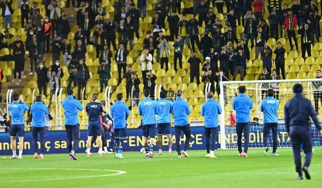 Fenerbahçe taraftarı ikiye bölündü! Protesto ve ıslıklar…