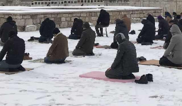 Sırp polisinden namaz kılan Boşnaklara para cezası