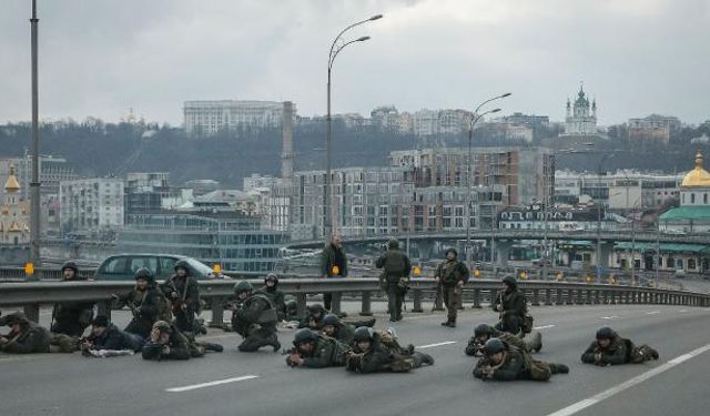 Ukrayna askerleri Kiev'in merkezinde konuşlandı