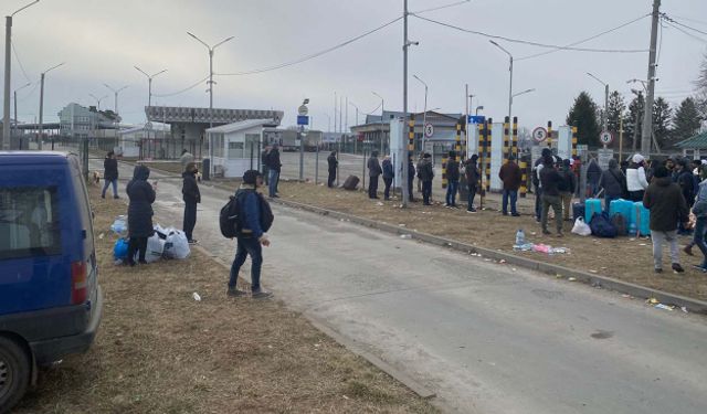 Ukrayna'daki Türk vatandaşları Romanya sınırına ulaştı