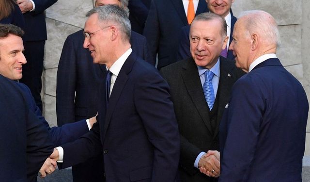 NATO toplantısının öncesinde liderlerden ayaküstü sohbet