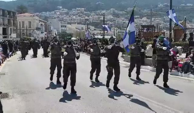 Yunan komandoları, askersiz statüdeki Sisam Adası'nda geçit töreni yaptı