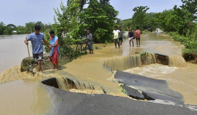 Hindistan ve Bangladeş'te aşırı yağış: En az 57 ölü