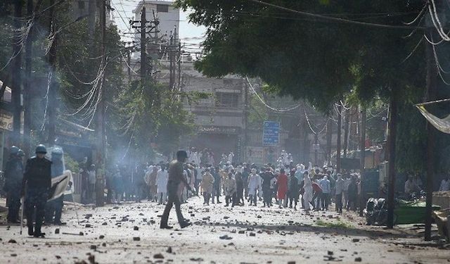 Hindistan'da İslam'a hakareti protesto eden Müslümanların evleri yıkıldı