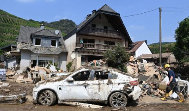 Almanya’da sağanak ve fırtına hayatı olumsuz etkiledi