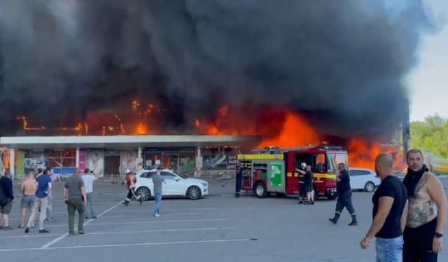 Ukrayna'da AVM'ye füze saldırısı: Çok sayıda ölü ve yaralı var