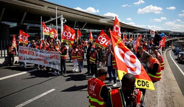 Paris'te havalimanı çalışanları greve gitti, uçuşların yüzde 10'u iptal edildi