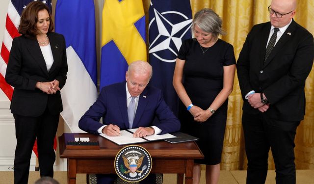 Biden, İsveç ve Finlandiya'nın NATO'ya üyeliğini onayladı