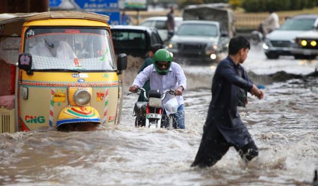 Pakistan'da şiddetli yağış sonucu 15 kişi hayatını kaybetti