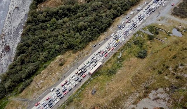 Rusya-Gürcistan sınırında 20 kilometrelik kuyruk