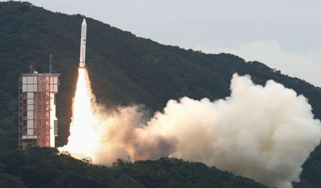 Japonya'nın Epsilon-6 tip roketi kendini imha etti