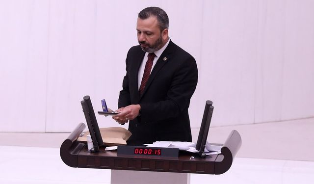 CHP’li vekil kürsüde çekiçle telefonunu kırdı