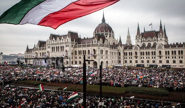 Macaristan'da hükümet, Rusya'ya yönelik yaptırımları halka soruyor