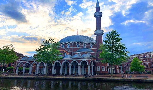 Amsterdam Belediyesi camilerden LGBT bildirisini imzalamalarını istiyor