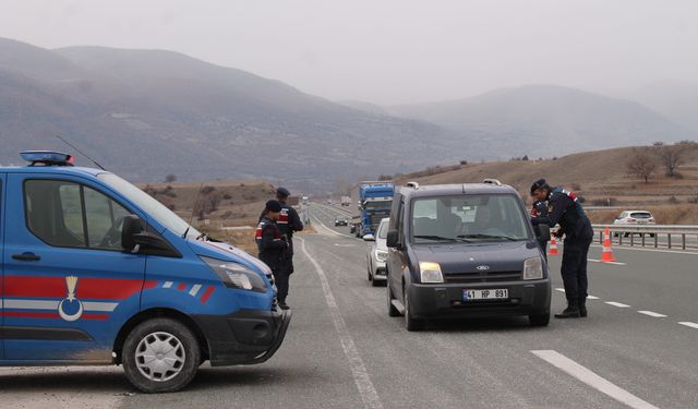 23 suçtan aranan PKK'lı terörist, jandarma tarafından durdurulan takside yakalandı