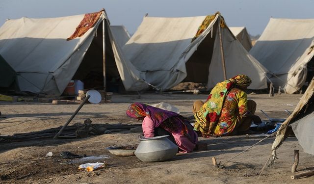 Pakistan'da yaklaşan kış çadırlarda yaşayan on binlerce selzedeyi endişelendiriyor