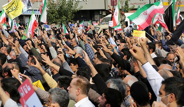 İran’da cuma namazı sonrası Şiraz'daki Şah Çerağ türbe saldırısı protesto edildi