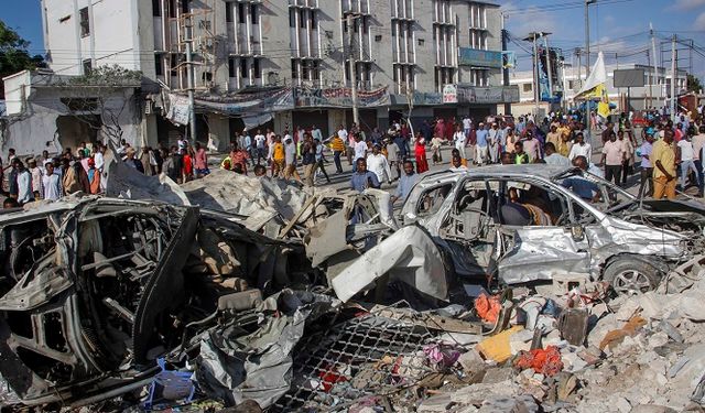 Somali’de meydana gelen patlamalarda en az 100 kişi öldü