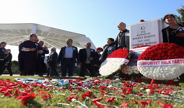 Eski Başbakanlardan Bülent Ecevit, vefatının 16. yılında kabri başında anıldı