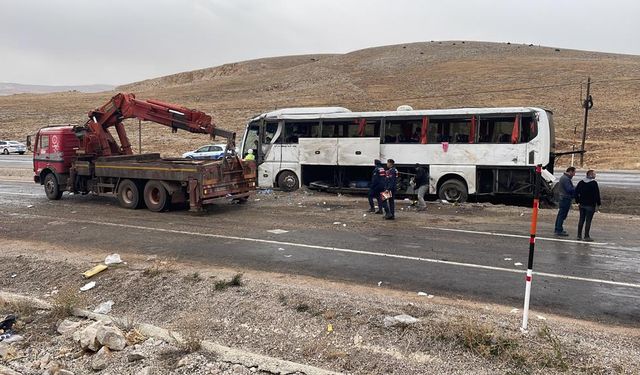 Sivas'ta otobüs devrildi, 2 kişi öldü, 30 kişi yaralandı