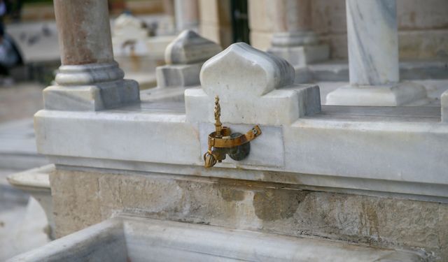 İzmir Saat Kulesi'ndeki çeşme musluklarına "hırsızlık" önlemi