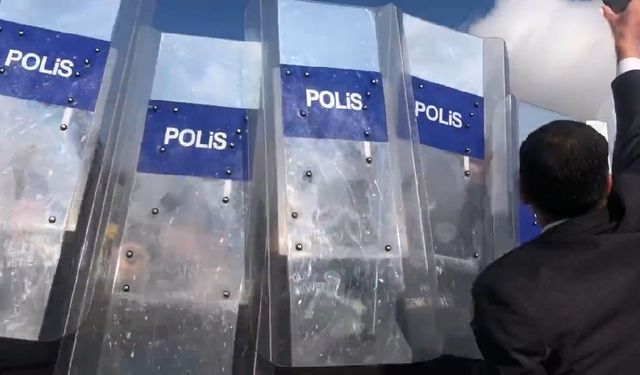 Yasayı protesto eden öğretmenler ters kelepçeyle gözaltına alındı