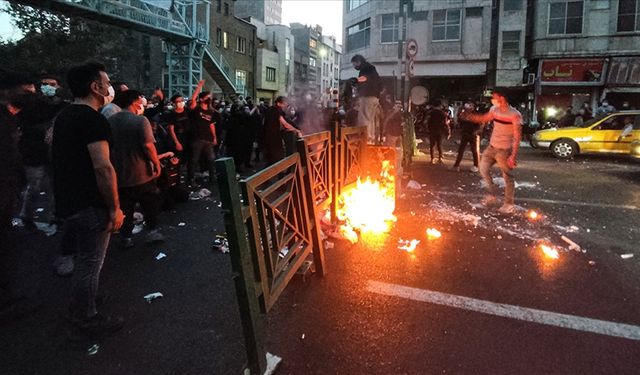 İran'daki protestolarda bir albay öldürüldü