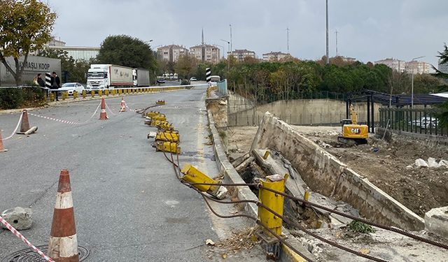 İstinat duvarı çöktü, E-5'te yol kapandı