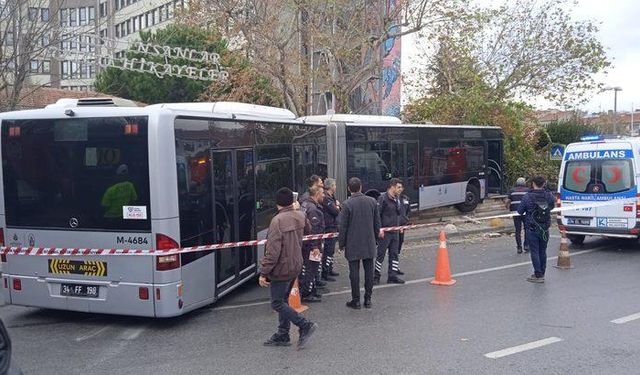 Metrobüs yoldan çıktı, belediye duvarını aştı!