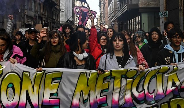 İtalya'da öğrenciler hükumetin eğitim politikasını protesto etti