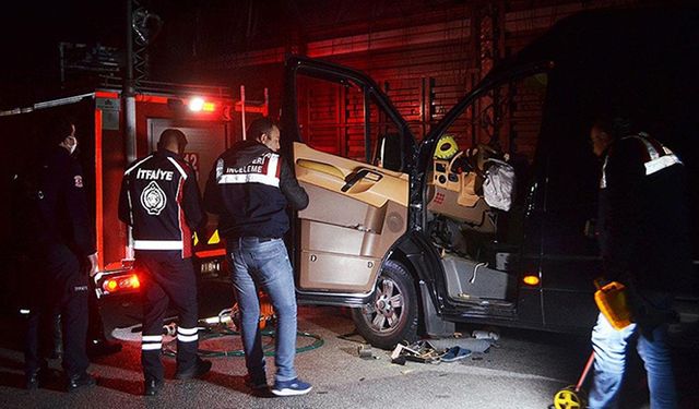 Amasya’da ünlü tiyatrocuları taşıyan minibüsle kamyon çarpıştı