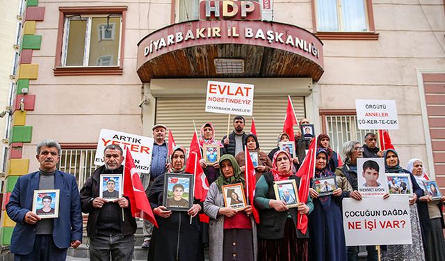 Diyarbakır HDP il binası önündeki oturma eylemi sürüyor