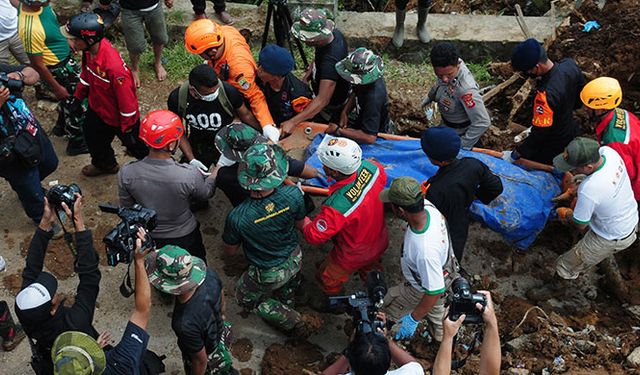 Endonezya depreminde ölenlerin sayısı 252'ye ulaştı