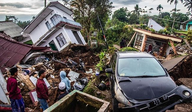 Endonezya'daki depremde hayatını kaybedenlerin sayısı 271'e yükseldi