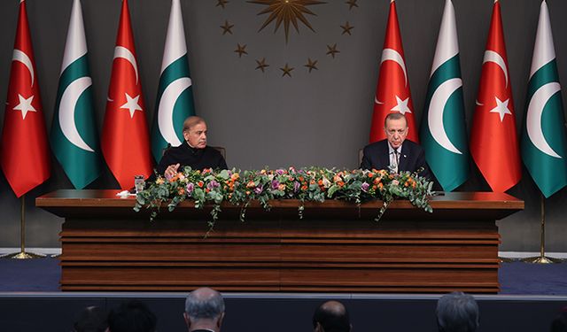 Erdoğan, Pakistan Başbakanı ile bir araya geldi