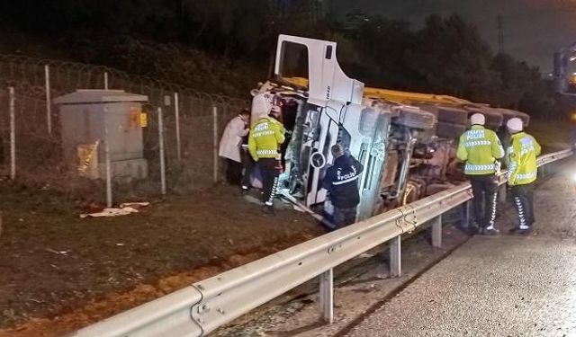 TEM'de hafriyat kamyonu devrildi: 1 ölü, 1 yaralı