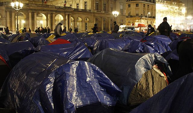 Paris'te 350 çocuk göçmen sokakta yaşama tutunmaya çalışıyor