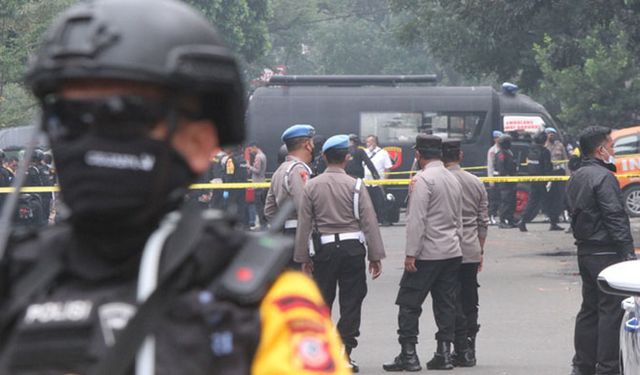 Endonezya'da polis karakoluna bombalı saldırı: 1 ölü