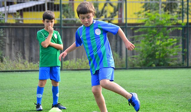 Üzerine kale direği devrilen 9 yaşındaki futbolcunun tedavisi devam ediyor