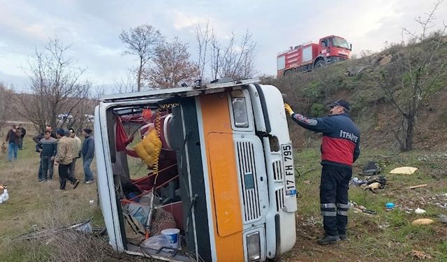 Çanakkale’de işçileri taşıyan minibüs devrildi; Ölü ve yaralılar var