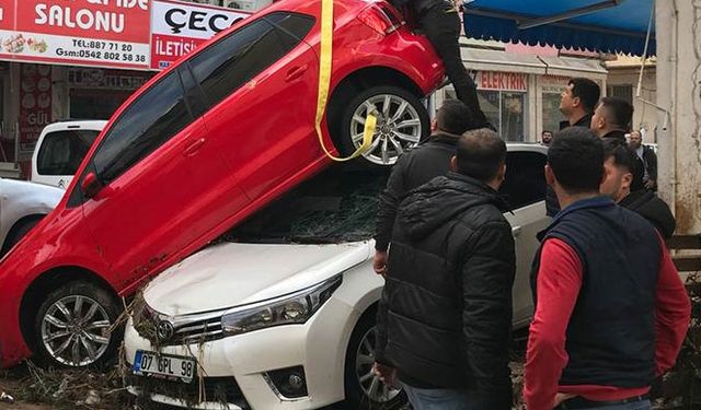 Antalya'da sel sonucu çok sayıda ev ve iş yerini su bastı