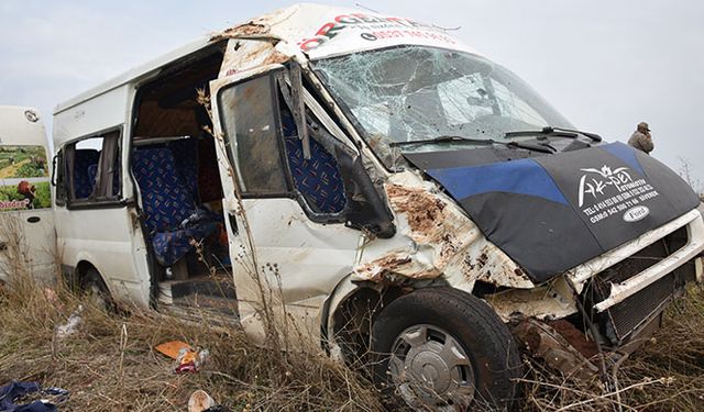 Şanlıurfa'da minibüsün devrilmesi sonucu 23 kişi yaralandı