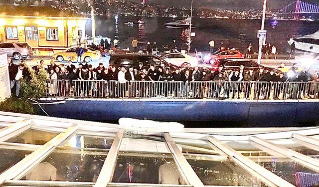 Beşiktaş'ta deniz kenarındaki restoranın balkonu çöktü, 4 kişi yaralandı