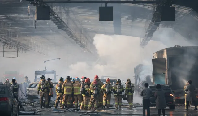 Güney Kore'de yangın: 44 araç hurdaya döndü